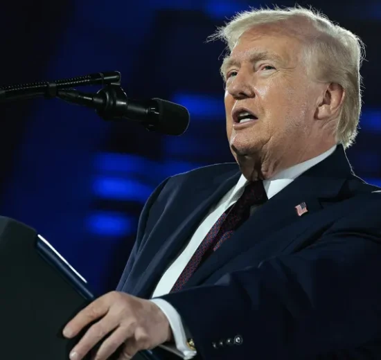 Trump cogita assumir controle do petróleo do Irã em meio à guerra