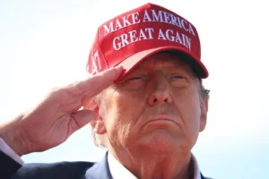 Trump confirma que enviará agentes do ICE para aeroportos dos EUA