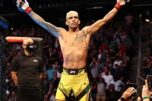 UFC 326: Charles do Bronx vence por decisão unânime e é o novo campeão dos peso leve