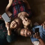 Uso intenso de celular por adolescentes está ligado a notas menores e mais solidão, aponta estudo