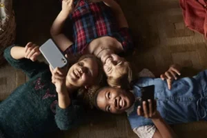 Uso intenso de celular por adolescentes está ligado a notas menores e mais solidão, aponta estudo