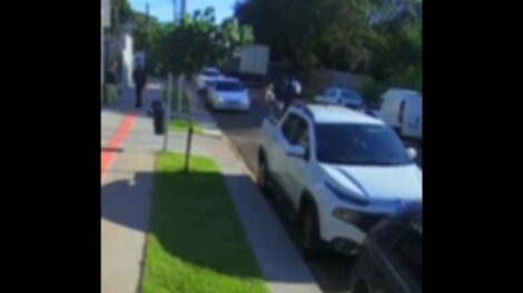 VÍDEO: Entregadora fica gravemente ferida após ser atropelada por empilhadeira em Maringá