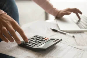 Vai fazer 65 anos em 2026? Veja quando é possível se aposentar