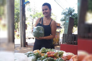 Vendedora de vegetais doa mercadorias após ser impedida de seguir em calçadas do centro de Maringá: "Falam que não é lugar de ambulante"