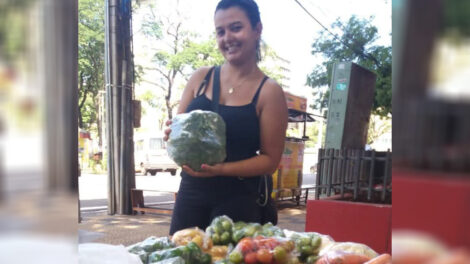 Vendedora de vegetais doa mercadorias após ser impedida de seguir em calçadas do centro de Maringá: "Falam que não é lugar de ambulante"