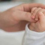 Viajar com bebê exige atenção à vacinação e ao destino antes de embarcar