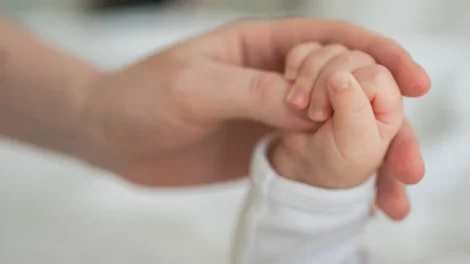 Viajar com bebê exige atenção à vacinação e ao destino antes de embarcar