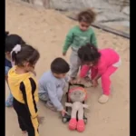 Vídeo de crianças encenando funeral em Gaza viraliza e choca a web; veja
