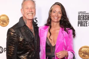 Vocalista do Metallica pede namorada em casamento ao lado de tubarões