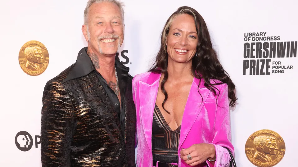 Vocalista do Metallica pede namorada em casamento ao lado de tubarões