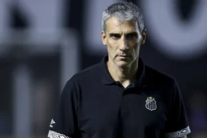 Vojvoda não resiste à derrota para o Internacional e não é mais o técnico do Santos