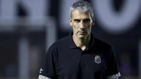 Vojvoda não resiste à derrota para o Internacional e não é mais o técnico do Santos