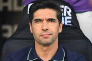 Abel Ferreira é suspenso por 8 jogos e fica fora do clássico contra o Corinthians