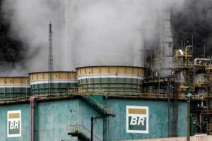 Acidente em refinaria da Petrobras em Minas deixa trabalhador gravemente ferido