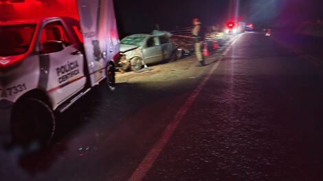 Acidente em rodovia da região deixa um morto e um ferido; vítima fatal ficou presa às ferragens