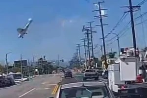 Aeronave atinge fios de alta tensão e cai em estacionamento nos EUA