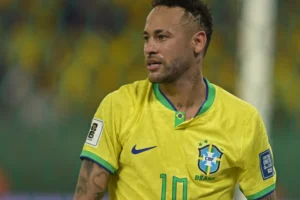 Ancelotti abre porta para Neymar e diz que craque “está no caminho certo”