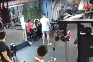 Aparelho com 180 kg falha e jovem quebra os dois joelhos em academia