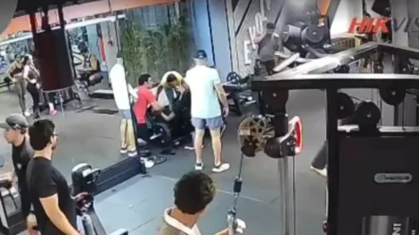 Aparelho com 180 kg falha e jovem quebra os dois joelhos em academia