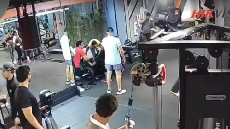 Aparelho com 180 kg falha e jovem quebra os dois joelhos em academia