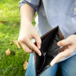 Após recorde de endividamento, mais famílias buscam crédito emergencial