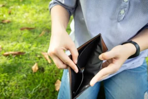 Após recorde de endividamento, mais famílias buscam crédito emergencial