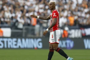 Arboleda define data de retorno ao Brasil para discutir rescisão com o São Paulo