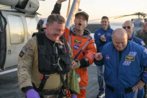 Artemis II retorna à Terra após missão histórica ao redor da Lua; veja