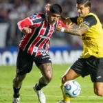 Artur faz o 1°, São Paulo melhora após vaias, bate O'Higgins e lidera grupo