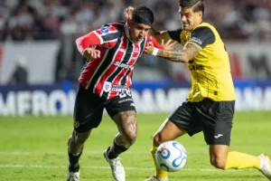 Artur faz o 1°, São Paulo melhora após vaias, bate O'Higgins e lidera grupo