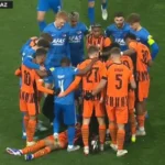 Assustador: Isaque do Shakhtar leva pancada no pescoço e fica imóvel