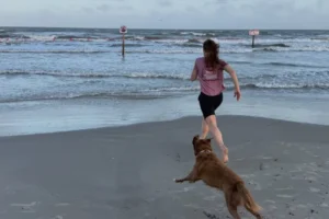 Astronauta mostra reencontro com cadela após viagem de 10 dias até à Lua
