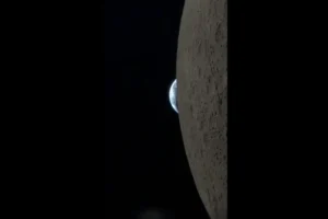 Astronauta registra “pôr da Terra” atrás da Lua em vídeo impressionante