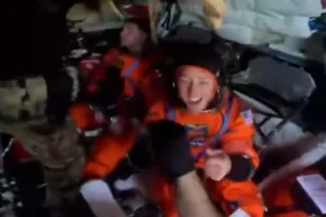 Astronauta revela vídeo do momento em que cápsula é aberta no Pacífico