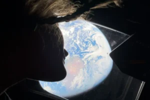 Astronautas usam celular no espaço e registram imagens inéditas