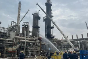 Ataque com drones iranianos causa incêndio em refinaria no Kuwait