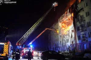 Ataque russo mata criança e deixa mortos e feridos em Odessa; imagens