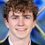 Ator de 'Percy Jackson' desiste de formatura após fãs ameaçarem colegas de morte