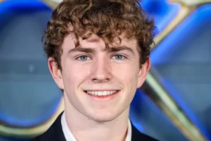 Ator de 'Percy Jackson' desiste de formatura após fãs ameaçarem colegas de morte