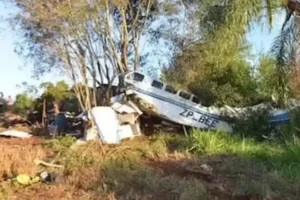 Avião com mais de R$ 15 milhões cai no Paraguai e é saqueado por moradores