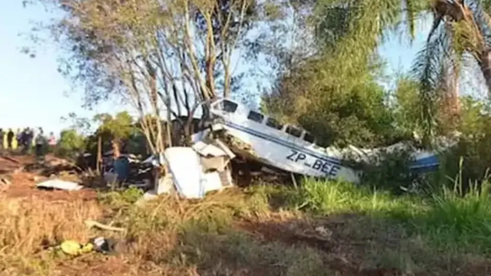 Avião com mais de R$ 15 milhões cai no Paraguai e é saqueado por moradores