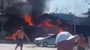 Avião de pequeno porte cai sobre restaurante no RS e deixa quatro mortos