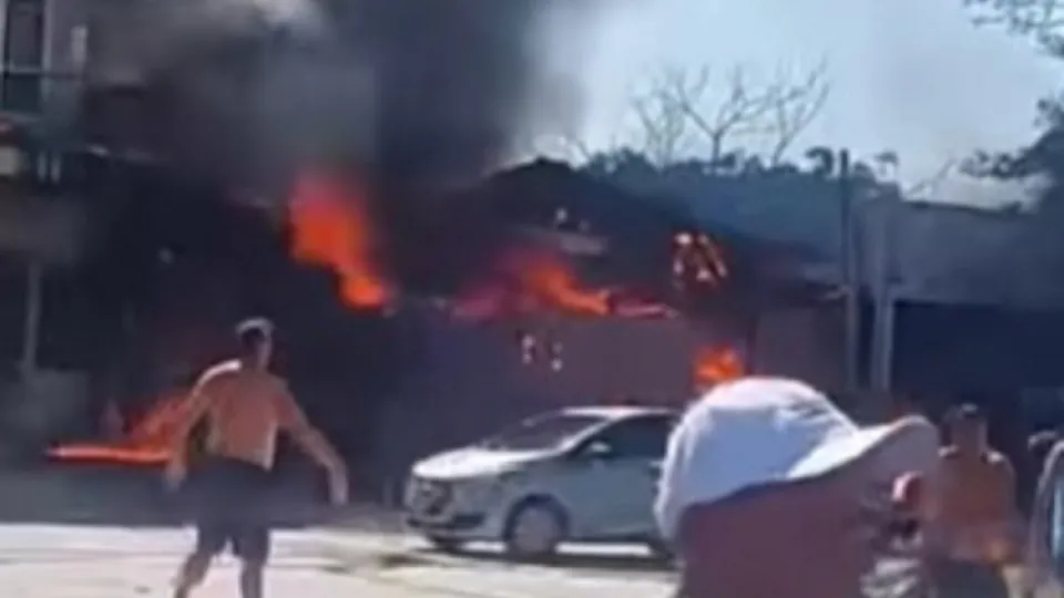 Avião de pequeno porte cai sobre restaurante no RS e deixa quatro mortos