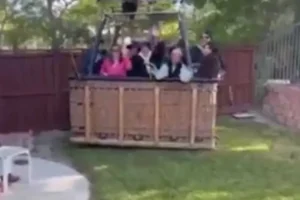 Balão faz pouso inesperado em quintal de casa na Califórnia; assista