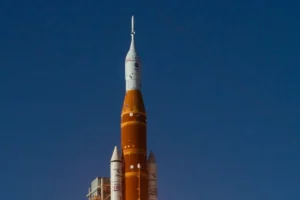 Banheiro da Artemis II dá problema novamente e tripulação precisa usar sacos de coleta de urina