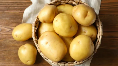 Batata estraga rápido? Truque com maçã pode evitar desperdício