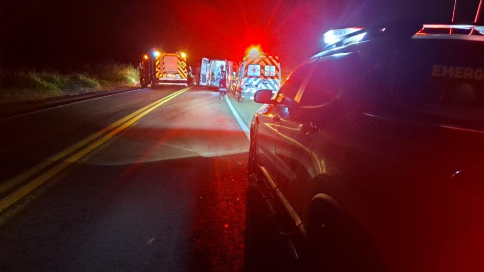 Batida entre caminhão e ambulância de prefeitura termina com um morto e dois feridos na PR-323