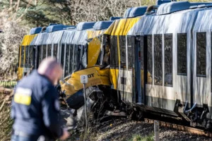 Batida frontal entre dois trens deixa vários feridos na Dinamarca