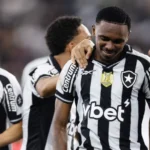 Botafogo e Coritiba tentam ganhar posições no Brasileirão em duelo no Nilton Santos