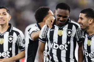 Botafogo e Coritiba tentam ganhar posições no Brasileirão em duelo no Nilton Santos